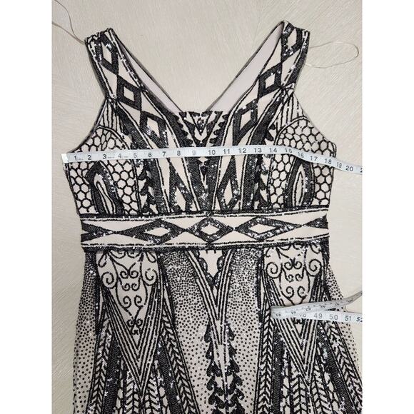 R & M RichardsWomen's Sequin Embellished Sleeveless GownSize 14 Black Beige - Picture 9 of 15